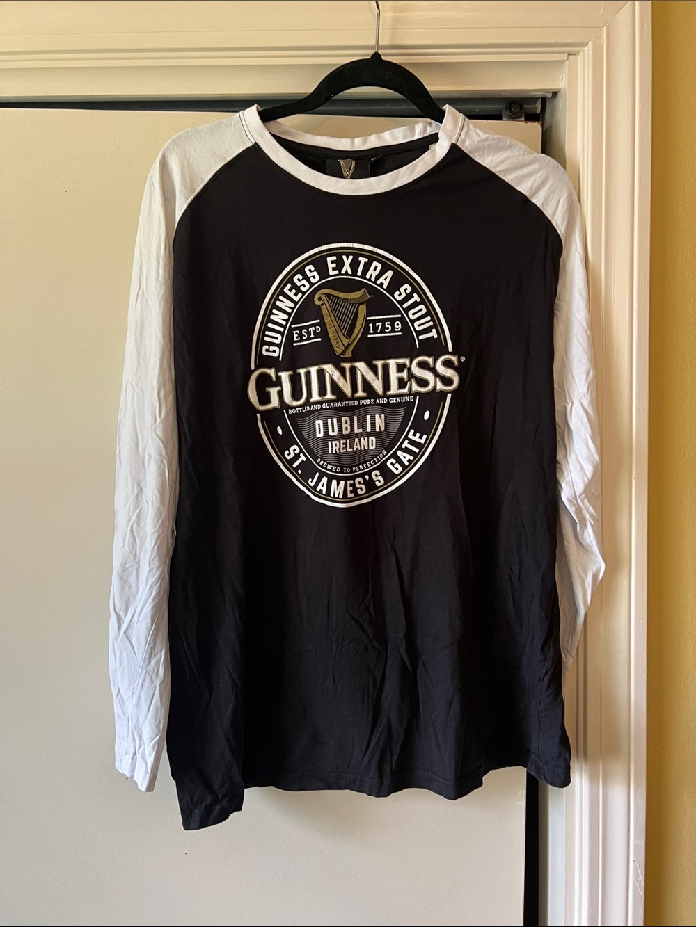 Guinness Black and White Baseball-Style Logo Shirt XL